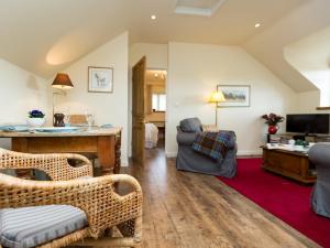 a living room with wicker chairs and a table at 1 bed in Shipston-on-Stour CC011 in Cherington