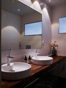 een badkamer met twee wastafels en een grote spiegel bij Luxvilla in Rovaniemi