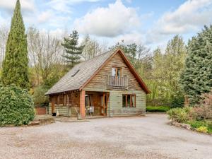 a log cabin with a gambrel roof at 3 bed in Worcester CC099 in Clifton upon Teme