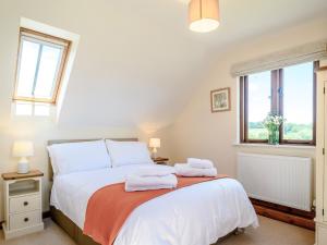 ein Schlafzimmer mit einem Bett mit Handtüchern darauf in der Unterkunft 2 Bed in Sidmouth 50004 in Sidbury