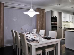 een eetkamer met een witte tafel en stoelen bij Luxvilla in Rovaniemi +13 foto's