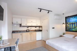 een kleine kamer met een bed en een keuken bij Ada Apart Otel in Izmir