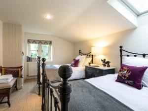 a bedroom with two beds and a window at 3 Bed in Bath SKN21 in Wellow