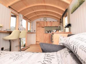 Habitación con cama y cocina con ventanas. en 1 Bed in Thetford 57900 en East Harling