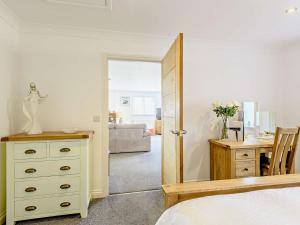 een slaapkamer met een dressoir en een spiegel bij 1 Bed in Weymouth 57926 in Osmington