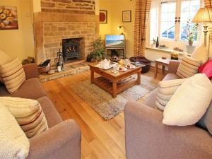 - un salon avec une table et une cheminée dans l'établissement 3 Bed in Whitley Bay CN013, à Backworth