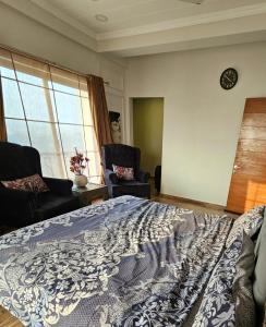 Ένα ή περισσότερα κρεβάτια σε δωμάτιο στο Aesthetic Scenic Luxurious Apartment - Bahria Heights