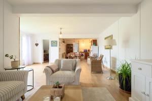 uma sala de estar com dois sofás e uma mesa em Pool Suite Carmen em Las Palmas de Gran Canaria