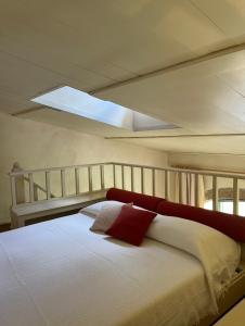 una camera da letto con un grande letto bianco e un lucernario di Agriturismo il Ghiaccio a Suvereto