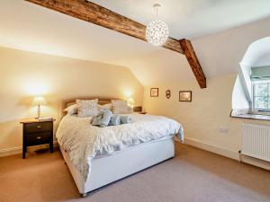 1 dormitorio con 1 cama grande en una habitación en 4 Bed in Isle of Purbeck IC101, en Corfe Castle