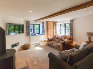 ein Wohnzimmer mit einem Sofa und einem TV in der Unterkunft 2 bed property in Godshill Isle of Wight IC149 in Godshill