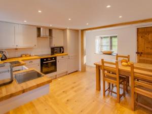 eine Küche mit einem Holztisch und Holzböden in der Unterkunft 2 bed property in Godshill Isle of Wight IC149 in Godshill