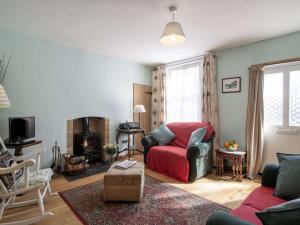 a living room with a couch and a chair at 2 Bed in Little Walsingham KT093 in Little Walsingham