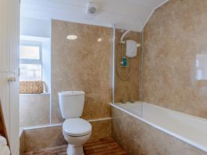 łazienka z toaletą i prysznicem w obiekcie 2 Bed in Beadnell 66483 w mieście Beadnell
