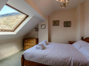 sypialnia z dużym łóżkiem i oknem w obiekcie 2 Bed in Beadnell 66483 w mieście Beadnell