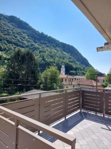 balkon z widokiem na góry w obiekcie Appartamento Augusta w mieście Vittorio Veneto