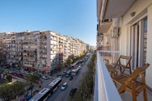 um apartamento varanda com vista para uma rua da cidade em Tinker Bell by halu! : Colorful family apt em Tessalônica