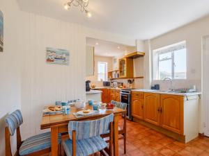 Η κουζίνα ή μικρή κουζίνα στο 3 Bed in Dawlish 72972