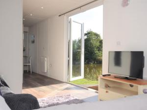uma sala de estar com televisão e uma grande janela em 1 Bed in Thetford 76493 em East Harling