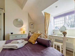 1 dormitorio con cama, lavabo y ventana en 2 Bed in Harrogate 74981, en Harrogate