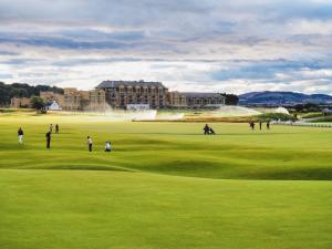 eine Gruppe von Menschen, die auf einem Golfplatz Golf spielen in der Unterkunft 2 Bed in St Andrews 75868 in Ladybank