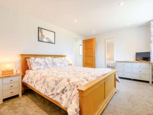 1 dormitorio con 1 cama grande y TV en 2 Bed in Stourhead 66326 en Kilmington