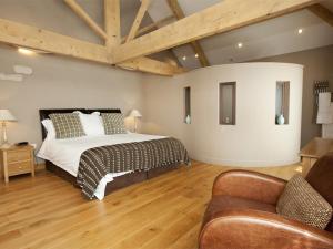 a large bedroom with a bed and a couch at 4 bed in Hovingham G0146 in Hovingham