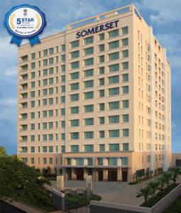 um edifício com um letreiro que lê algum rset hotel em Somerset Greenways Chennai em Chennai