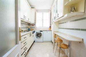 biała pralnia z pralką i suszarką w obiekcie APARTAMENTO EN CASA PALACIO CON PISCINA 15 MAYO a 15 OCTUBRE w Sewilli