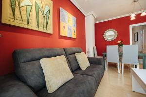 salon z kanapą i jadalnią w obiekcie APARTAMENTO EN CASA PALACIO CON PISCINA 15 MAYO a 15 OCTUBRE w Sewilli