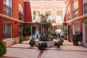 dziedziniec z doniczkami w budynku w obiekcie APARTAMENTO EN CASA PALACIO CON PISCINA 15 MAYO a 15 OCTUBRE w Sewilli