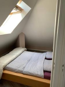 Een bed of bedden in een kamer bij Bienvenue au Duplex d'Hardelot !