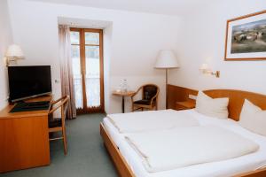 Postel nebo postele na pokoji v ubytování Gasthof Hummel Hotel