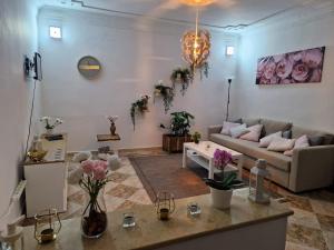 uma sala de estar com um sofá e uma mesa em Dar Saphire Apartments em Chefchaouene