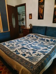 - un lit avec une couverture bleue et blanche dans l'établissement Apartment Ro a Mondello, à Mondello