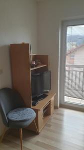 Camera con TV, sedia e finestra. di Apartman Darko a Kupres