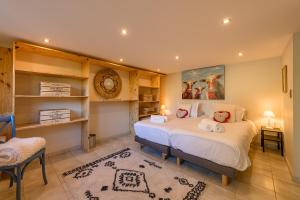 - une chambre avec un lit et 2 oreillers dans l'établissement La Villa des Pecheurs, Maison de Famille avec vue imprenable - LLA Selections by Location lac Annecy, à Saint-Jorioz