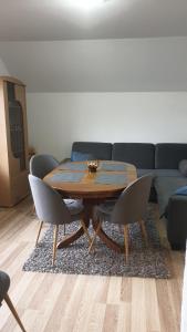 un tavolo e sedie in soggiorno con divano di Apartman Darko a Kupres