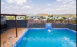 בריכת השחייה שנמצאת ב-Mangal Residency Rooftop Pool או באזור