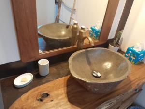 サン・ルにあるTi Kaz Kafé - Charmante Case créole indépendante à St Leuの洗面台と鏡を備えたバスルームのカウンター