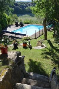 Vista de la piscina de Chalet, quiet, with view and pool (at summertime) o d'una piscina que hi ha a prop
