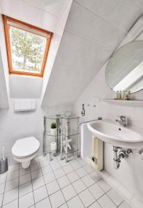 een witte badkamer met een wastafel en een toilet bij Scharhörn - 7 in Cuxhaven