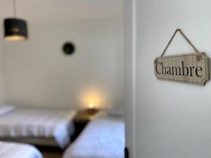 una habitación con 2 camas y un cartel que diga Chandra en Cocooning 1 Conciergerie Leroy en Boulogne-sur-Mer