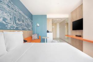 TV a/nebo společenská místnost v ubytování Holiday Inn Express Rayong