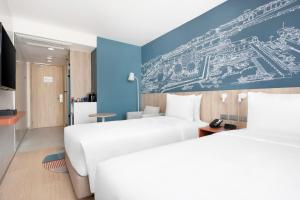 Postel nebo postele na pokoji v ubytování Holiday Inn Express Rayong