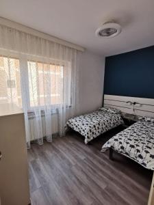 1 dormitorio con 2 camas y ventana en Terra di Mezzo, en Gorizia