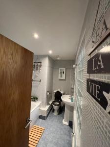 ein Badezimmer mit einem WC, einer Badewanne und einem Waschbecken in der Unterkunft Cornwallis 1 bedroomed 2 beds- sleeps 5- FREE Parking in Liverpool