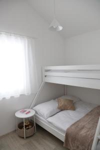 מיטה או מיטות קומותיים בחדר ב-Rezort pod Roháčmi
