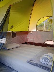 Postel nebo postele na pokoji v ubytování Camp Agastya Karjat Bhimashankar