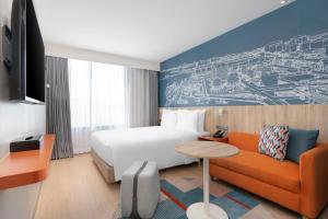 Postel nebo postele na pokoji v ubytování Holiday Inn Express Rayong